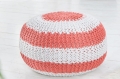 RĘKODZIEŁO:: Pufa, podnóżek Bali knit, biało-koralowa, dzianina, dziergana 50cm (Z37336)