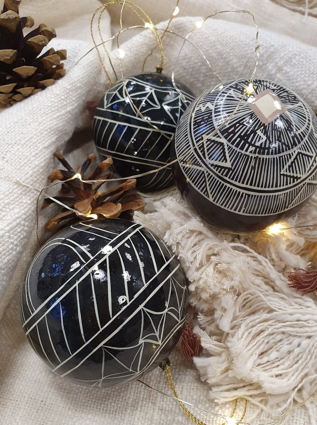 Madam Stoltz :: Ręcznie malowana bombka, Baku, Boże Narodzenie, czarna, prezent, ozdoba, choinka, salon, średnica 8 cm (AL120)
