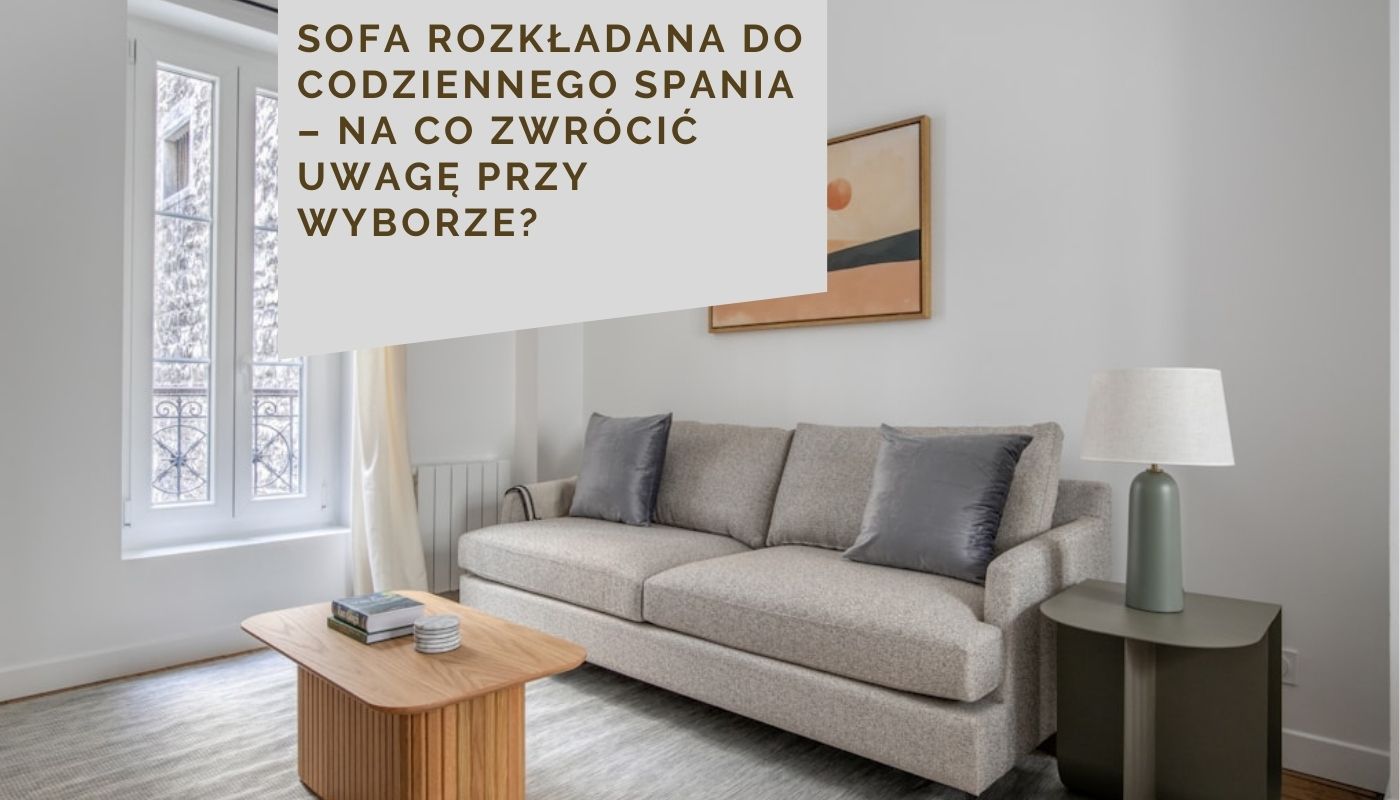 szara sofa rozkładana w małym salonie